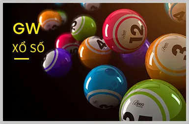 Người chơi eSports đang thi đấu với màn hình máy tính